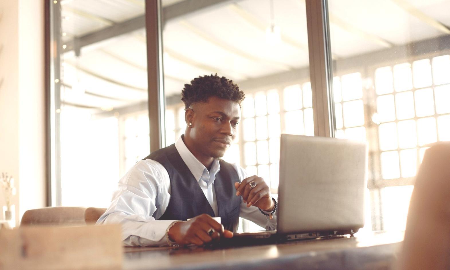 Modernes Büro mit strategischer Planung und Finanzanalyse